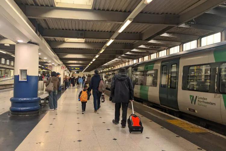 Família na estação de Londres com crianças