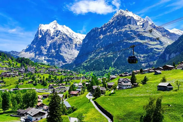 Dia ensolarado em Grindewald, nos alpes da Suíça.
