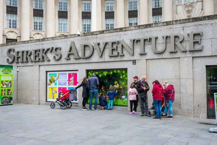 Turistas entrando no Shrek’s Adventure em Londres