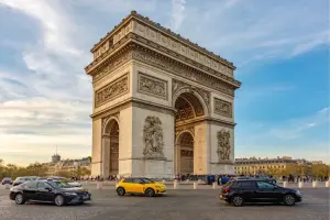 Carros em frente ao Arco do Triunfo na França