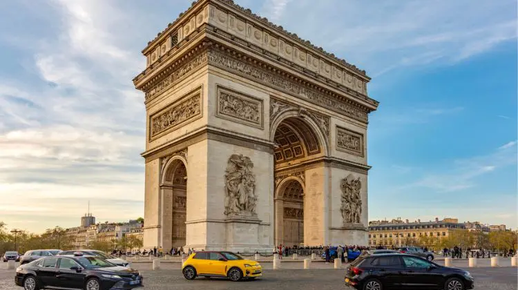 Carros em frente ao Arco do Triunfo na França