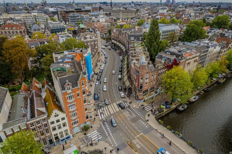 Andar de carro no centro de Amsterdam é desafiador. 