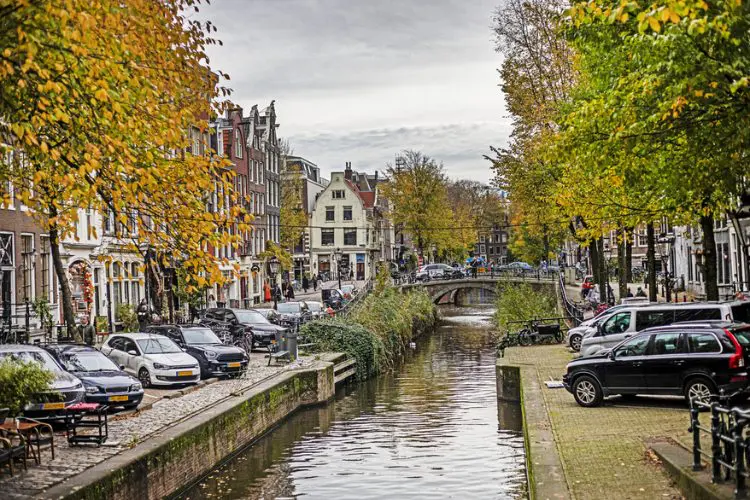 Estacionamento em Amsterdam, um desafio bem caro.