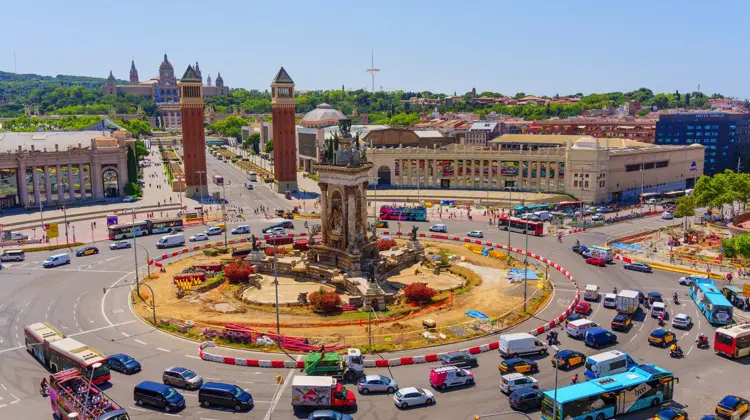 Aluguel de carro em Barcelona vale a pena para conhecer cidades próximas.