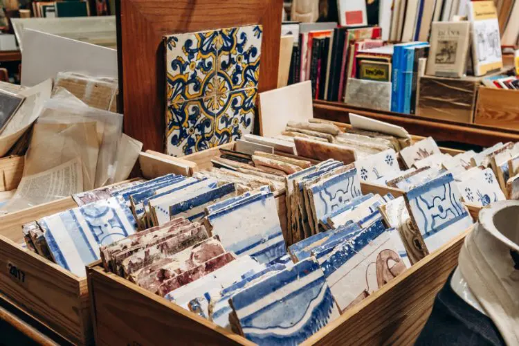 Azulejos está na lista do que comprar em Portugal.