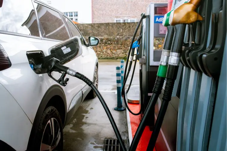 Bomba de gasolina enchendo tanque de combustível.