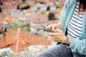 Mulher ativando eSIM na Europa