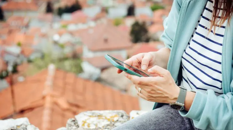 Mulher ativando eSIM na Europa