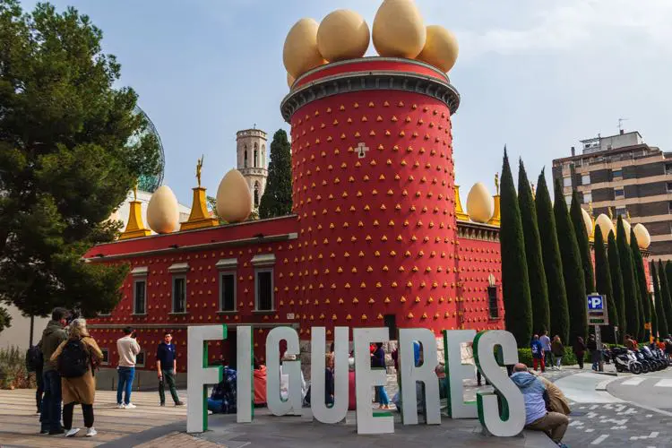 Museu Dali é atração imperdível no bate e volta de Barcelona.