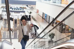 Mulher com sacolas após ter ido às compras na França