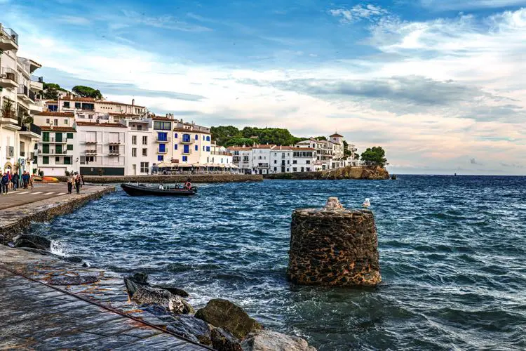 Praia de Cadaques, em dia nublado.