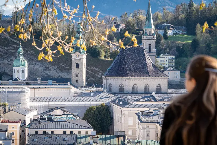 Turista fazendo bate e volta para Salzburgo.