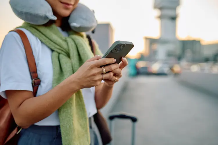 Mulher olhando dados do eSIM Europa