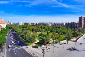 Vista aérea de Valência, na Espanha com avenida larga com alguns carros e parque com área verde