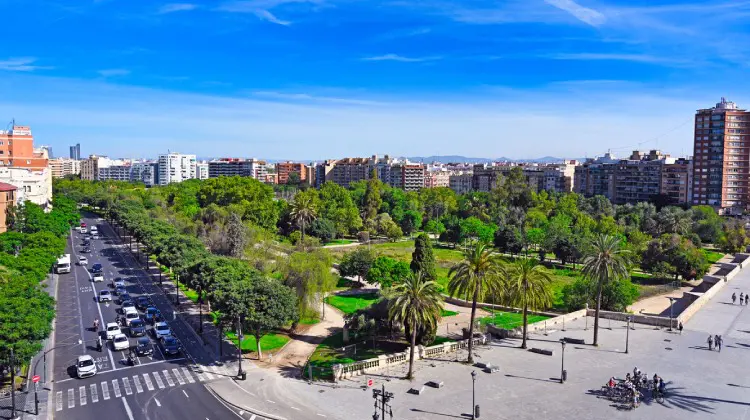 Vista aérea de Valência, na Espanha com avenida larga com alguns carros e parque com área verde