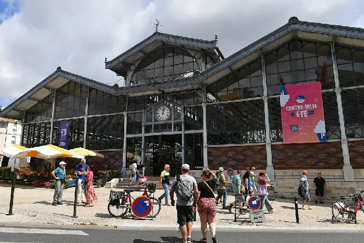 Pessoas visitando Angoulême.