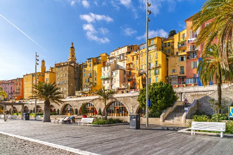 Apartamentos com vista para o mar e a cidade de Nice.
