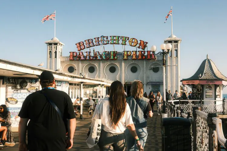 Turistas passeando pelo píer de Brighton
