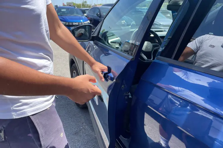 Homem abrindo carro estacionado em Valência