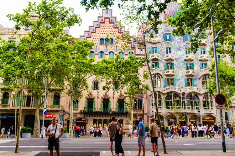Fachada da Casa Battló, em dia nublado.