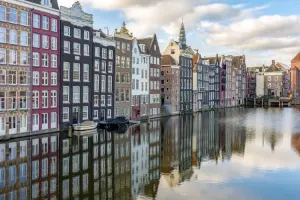 Canais e casas tradicionais no centro de Amsterdam, na Holanda.