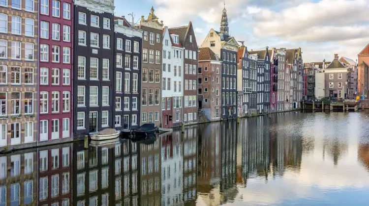 Canais e casas tradicionais no centro de Amsterdam, na Holanda.