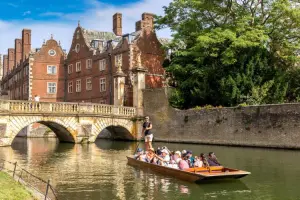 Turistas passeando de barco em uma das cidades perto de Londres para ir de trem