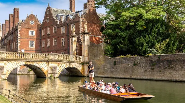 Turistas passeando de barco em uma das cidades perto de Londres para ir de trem