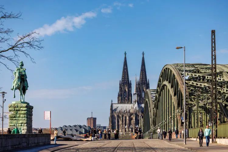 Pessoas fazendo bate e volta de Frankfurt em Colônia