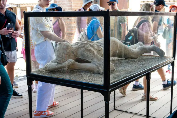 Turistas impressionados ao visitar a Pompeia