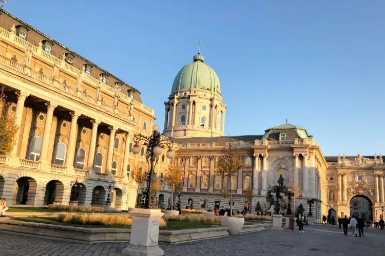 Entrada e fachada do Castelo de Buda, ao entardecer.
