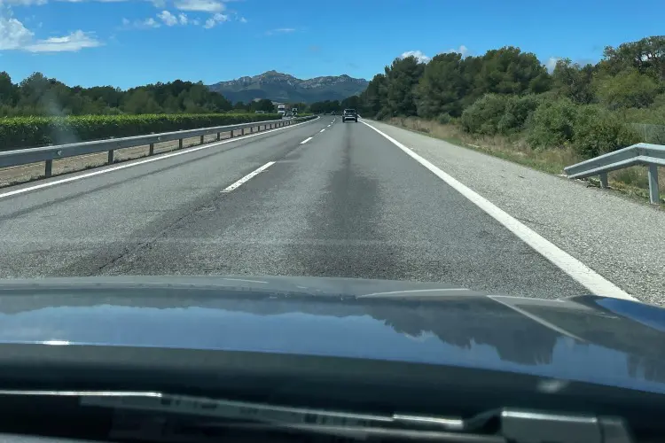 Painel de carro e estrada na regiâo de Valência