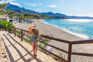 Turista aproveitando praia na Europa em junho.