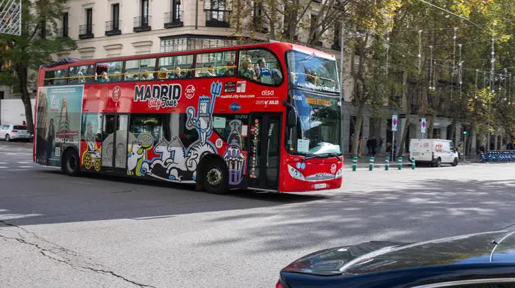 Ônibus do hop-on-hop-off em Madrid