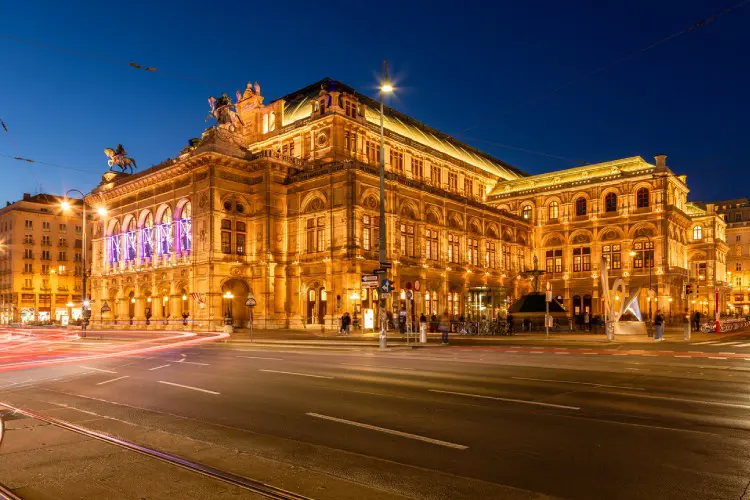 Vista noturna da Ópera de Viena com a fachada iluminada