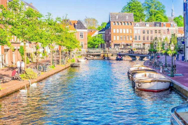 Canais e casas históricas no centro de Leiden, na Holanda.