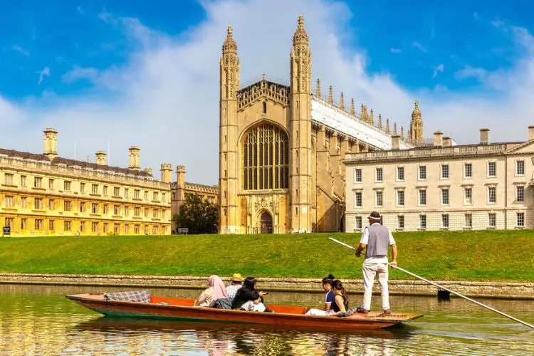 Turistas no passeio de barco em uma das cidades perto de Londres para ir de trem