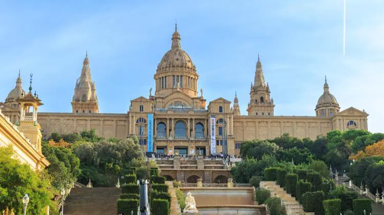 Vista panorámica do Museu Nacional de Arte de Cataluña, em Montjuic.