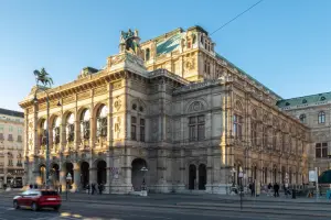 Fachada da Ópera de Viena durante o dia.