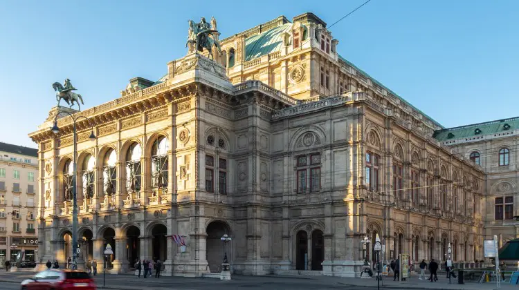 Fachada da Ópera de Viena durante o dia.