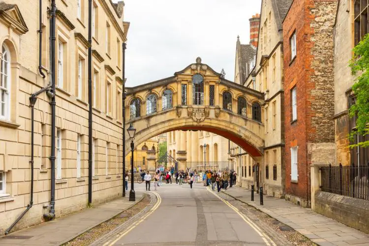 Pessoas caminhando em Oxford, cidade perto de Londres