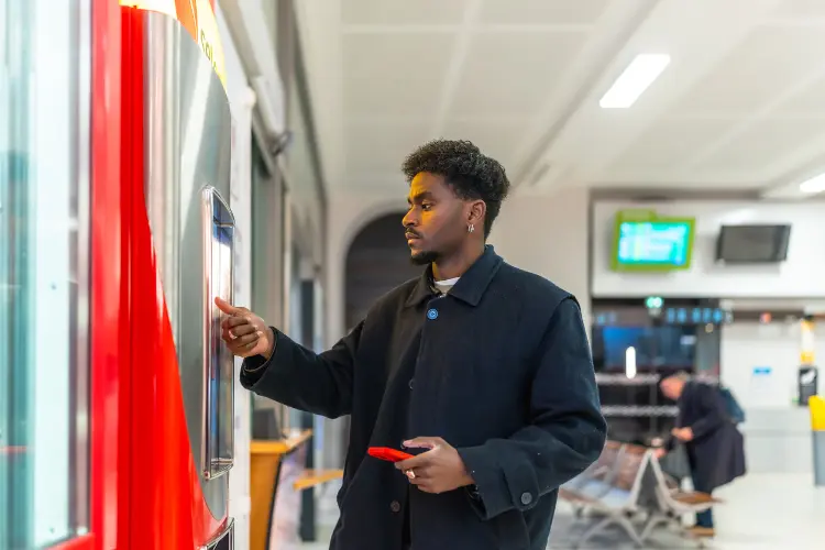 Turista utiliza Revolut ou Wise para comprar bilhetes de metrô.