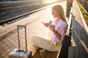 Mulher consulta Revolut ou Wise em aplicativo para celular