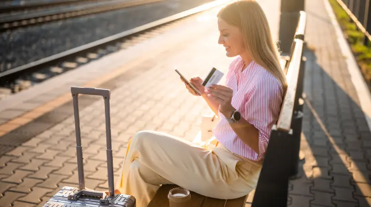 Mulher consulta Revolut ou Wise em aplicativo para celular