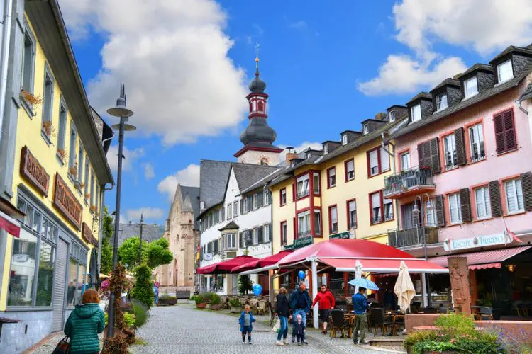 Pessoas aproveitando um bate e volta de Frankfurt em Rüdesheim.