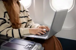 Mulher faz pesquisa no Skyscanner.