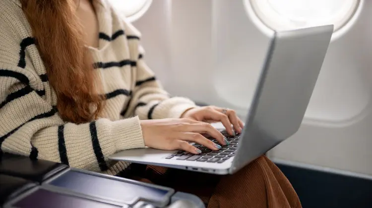 Mulher faz pesquisa no Skyscanner.