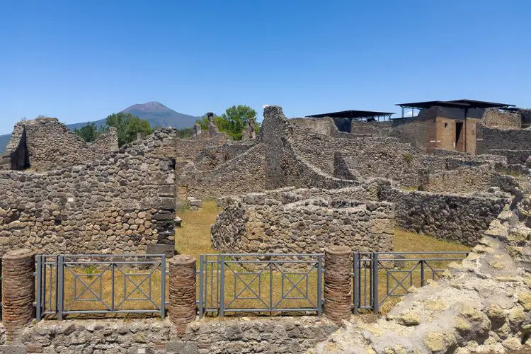 Templo de Vênus na Pompeia em um dia de sol.