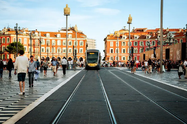 O tram passa pelos pontos mais importantes de Nice.