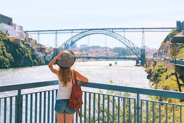 Turista observa ponte sobre o rio Douro em Portugal.